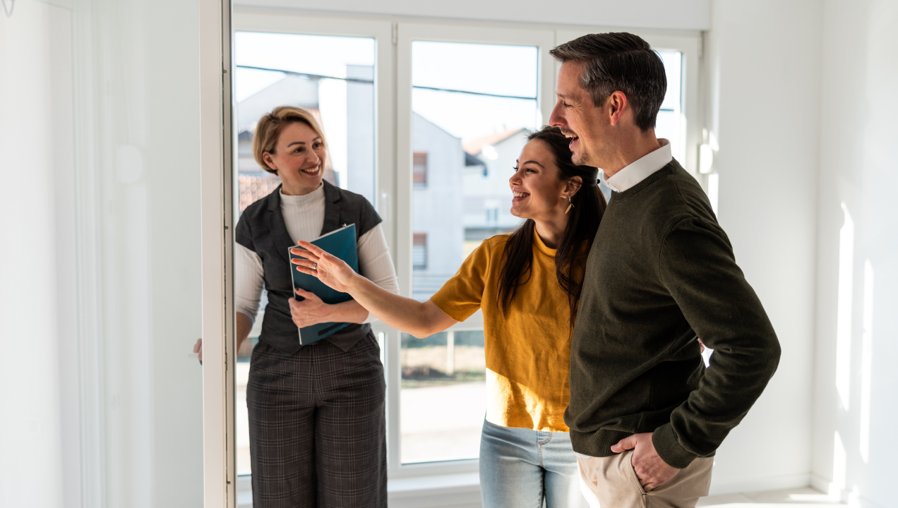 Três pessoas a conversar durante uma visita a um imóvel